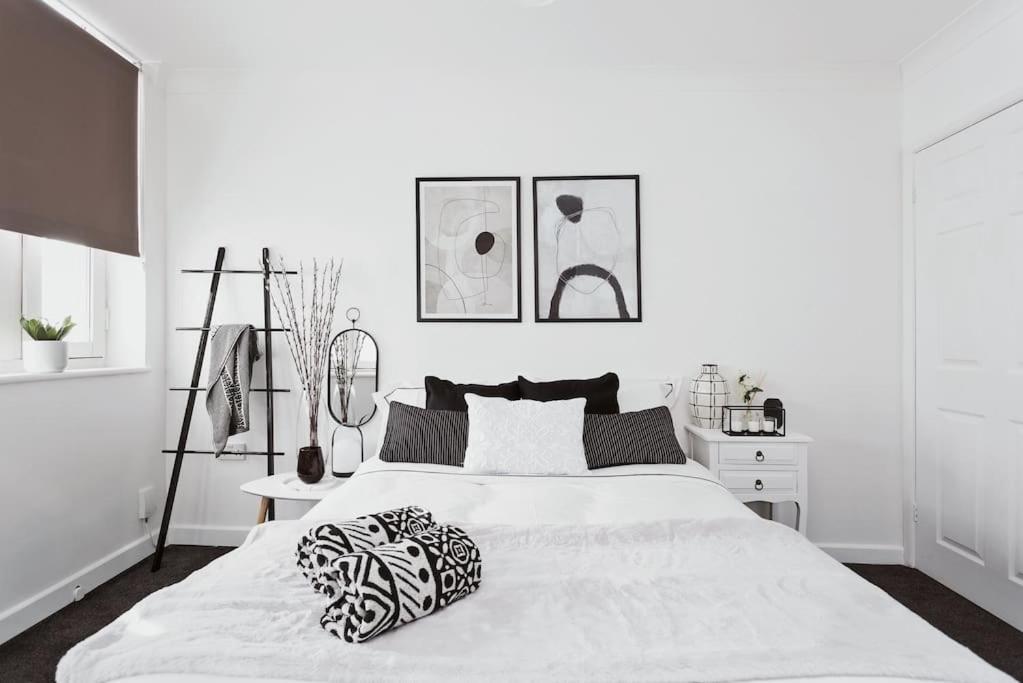 ポーツマスThe Minimalist - Entire 1 Bed Flat Near Gunwharf Quays, Ground Floor Flat Private Entranceアパートメント エクステリア 写真