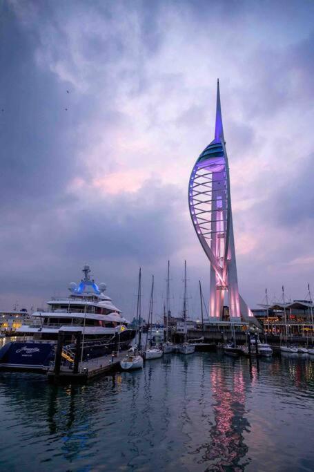 ポーツマスThe Minimalist - Entire 1 Bed Flat Near Gunwharf Quays, Ground Floor Flat Private Entranceアパートメント エクステリア 写真