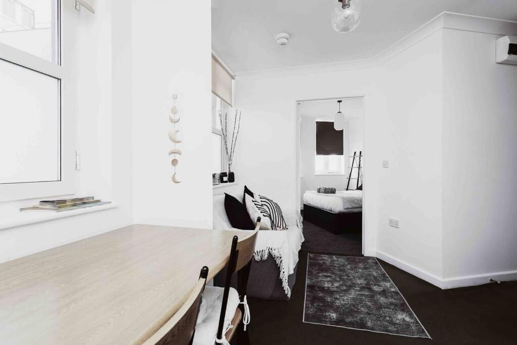 ポーツマスThe Minimalist - Entire 1 Bed Flat Near Gunwharf Quays, Ground Floor Flat Private Entranceアパートメント エクステリア 写真