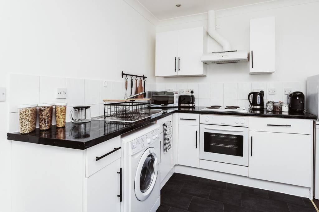 ポーツマスThe Minimalist - Entire 1 Bed Flat Near Gunwharf Quays, Ground Floor Flat Private Entranceアパートメント エクステリア 写真